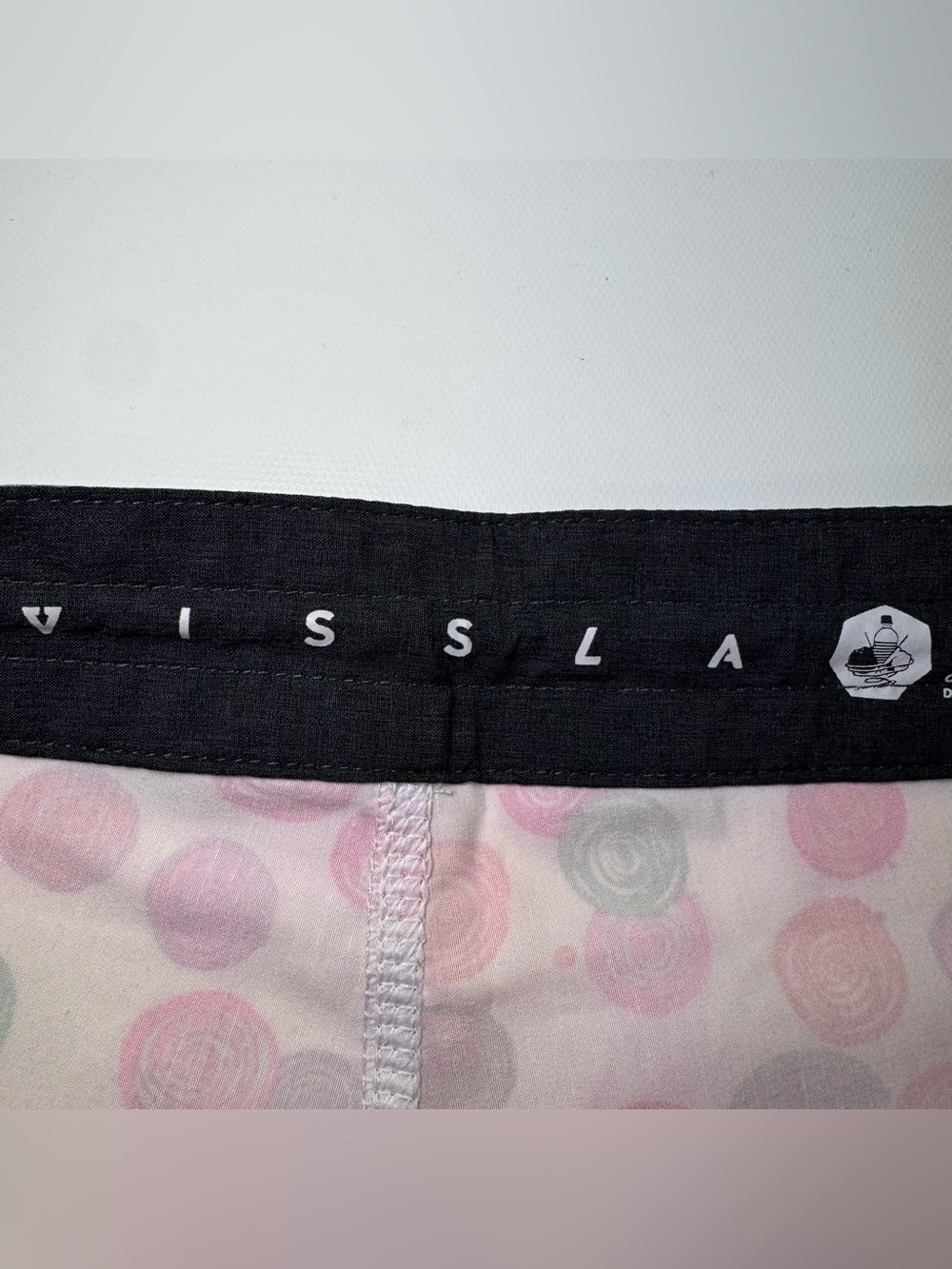 Vissla Spun Out 18.5" boardshorts featuring a Thomas Campbell print size 36 NWT - Picture 7 of 9